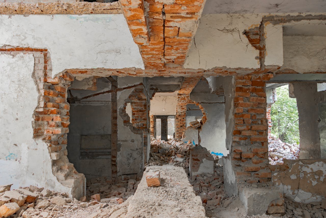 Bagger beim Abriss eines Massiv-Bungalows